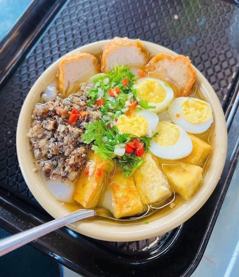 Bánh đúc nóng xuất hiện tại trung tâm thành phố Uông Bí
