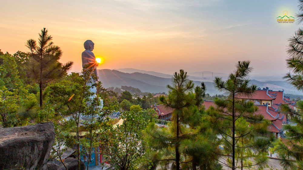 Một sớm bình minh trên non thiêng Ba Vàng
