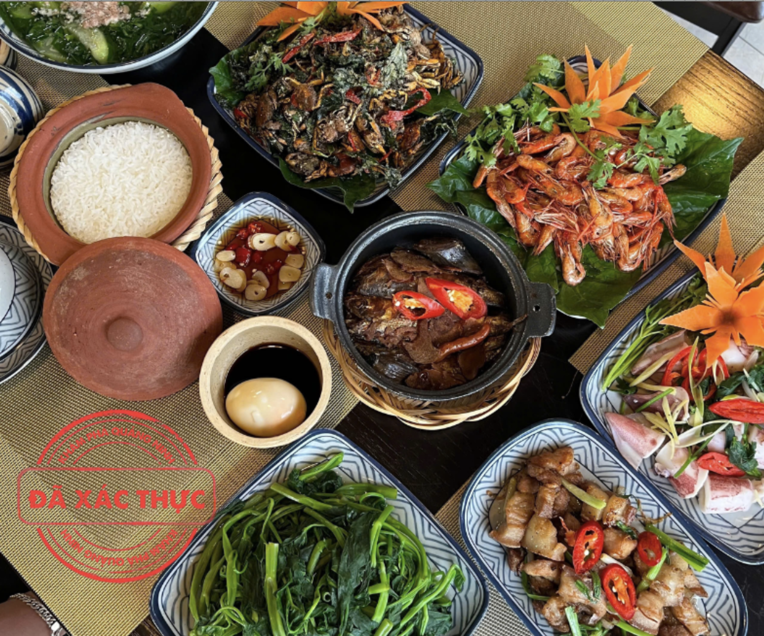 Bữa cơm chuẩn vị cơm nhà tại nhà hàng Cơm niêu Mùa Vàng
