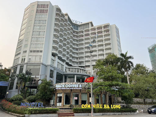 Hình ảnh rộng rãi, thoáng mát bên ngoài Nhà hàng Cơm niêu Hạ Long cơ sở 1